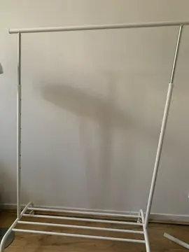 Portant à vêtements en métal blanc – À donner