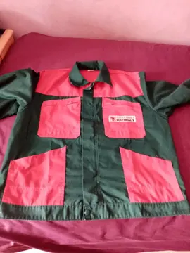 veste de travail verte et rouge