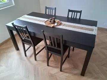 Table IKEA BJURSTA noire 6-10 personnes + chaises