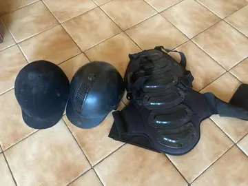 Protège-dos et casques d'équitation