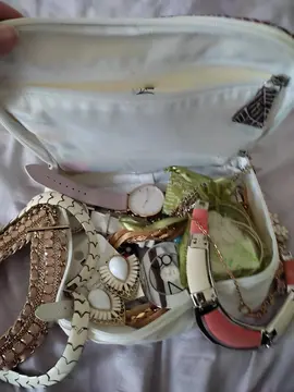 Trousse à bijoux avec colliers et autres fantaisies