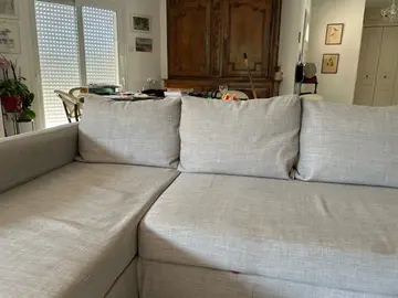 canapé IKEA devenant un lit d’appoint. Il est recouvert de housses lavables gris clair. bon état. Il