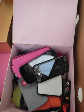 Boite avec anciens portables, étuis diverses et coques