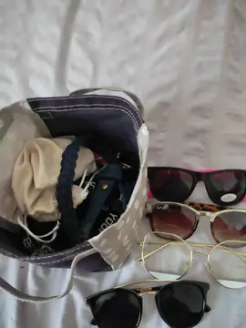 Petite trousse avec paires de lunettes