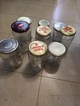 différents bocaux vide en verres.