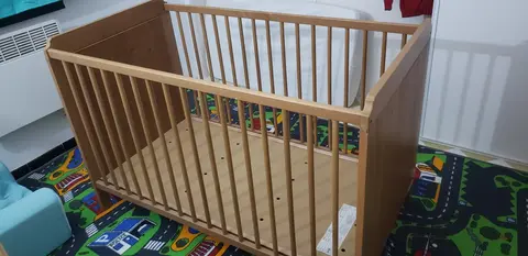 lit bébé à barreaux