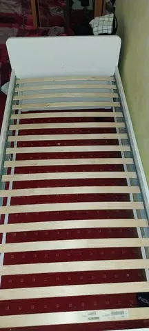 2 lits (1 en très bon état avec matelas)