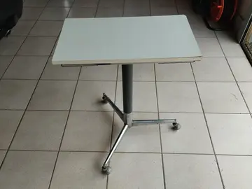 petite table sur roulettes