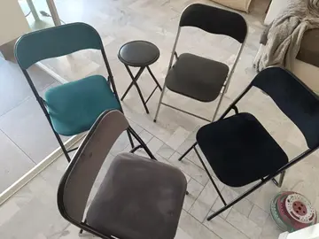 4 chaises pliantes + tabouret