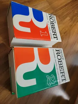 Deux gros dictionnaires Robert