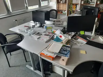 Donne 6 bureaux d'angle + 4 rallonges