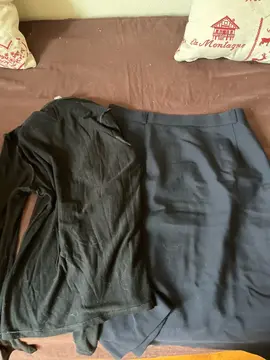 Jupe bleue marine et col roulé noir T38