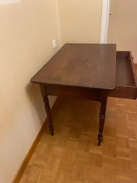 Table en bois avec grand tiroir