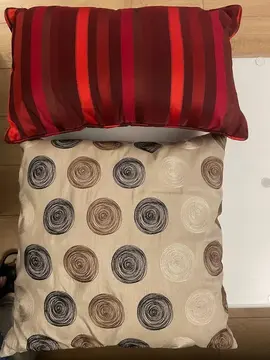 2 coussins : 1 rouge + 1 beige