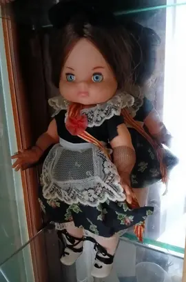 Poupée En Tenue Folklorique
