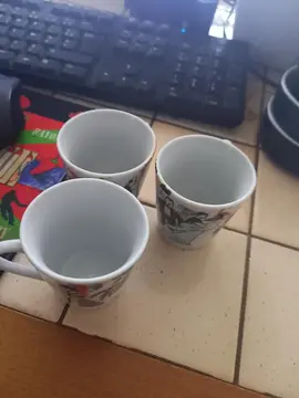 lot de 3 petite tasse a café neuf avec dessin en porcelaine je donne car plus besoin et j'aimais ser