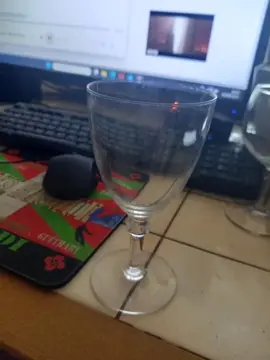 un verres a pied en cristal
