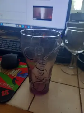 un verres coca cola couleur violet