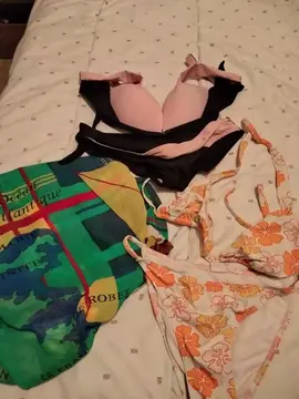 donne deux maillots de bain avec un paréo