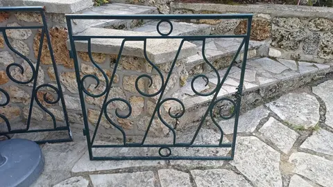 Eléments d'une rambarde/barrière en fer forgé