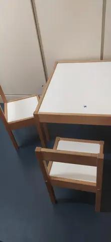 Table et petites chaises enfant