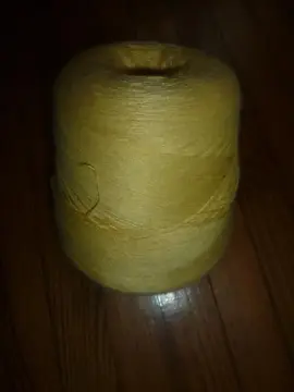 grosse bobine de fil genre fil à repriser couleur jaune