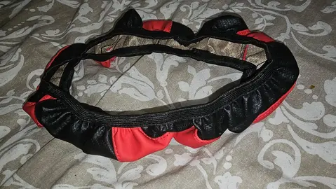 Couvre volant noir et rouge extensible