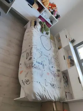 lit une place avec étagères