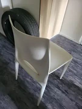 chaise blanche a nettoyer