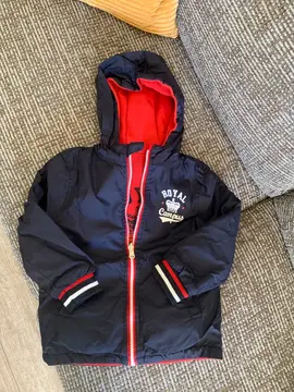 veste enfant taille 5 ans, un côté imperméable et l’autre en matière jogging
