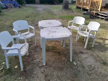 tables et fauteuils