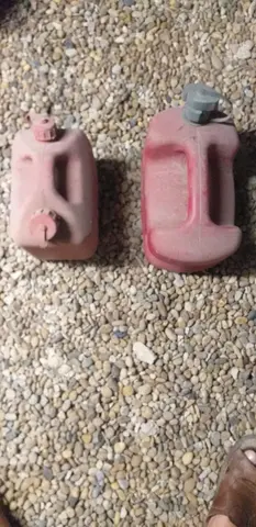 Bidons à carburant.