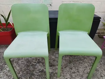 2 chaises en plastique