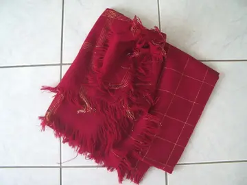 Grand foulard rouge avec fils dorés en très bon état