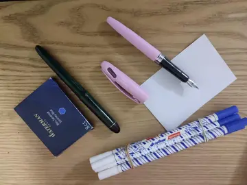 2 stylos plume + 8 cartouches d'encre + 6 effaceurs