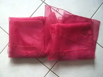 Paire de rideaux rouges