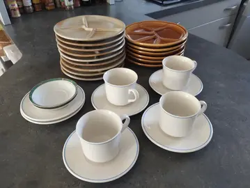 Assiettes à fondue et service à café