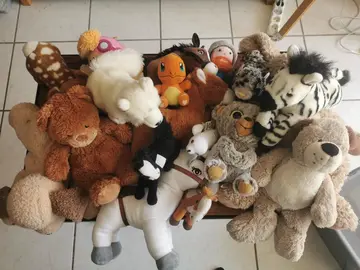 Lot d'une vingtaine de peluches