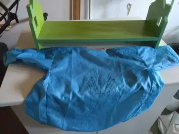 Étagère murale et tablier de peinture enfant