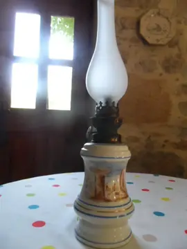 2 lampes a pétrole en porcelaine