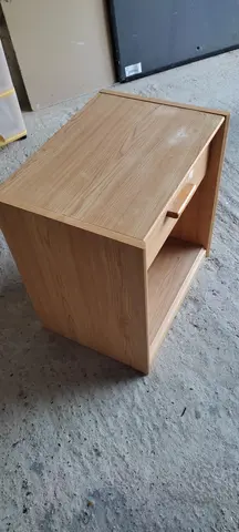 Table de nuit en bois avec tiroir