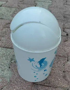 Petite poubelle en plastique