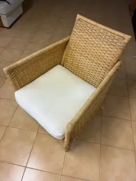 Fauteuil en osier avec coussin blanc