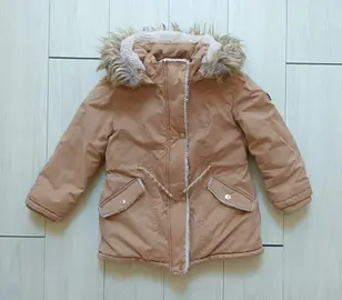 Manteau marron clair à capuche. Tape à l'oeil. Taille 5 ans