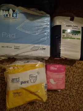 Lot de protections adultes, couches, serviettes hygiéniques