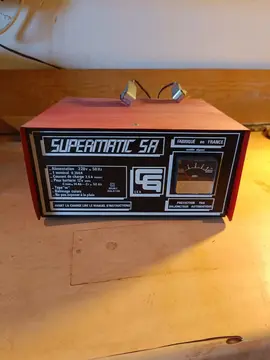 carrelages dépareillés , cuivre ,1 chargeur de batterie,1 plaque marbre cassée