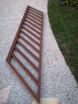 Rampe d'escalier en bois lasuré