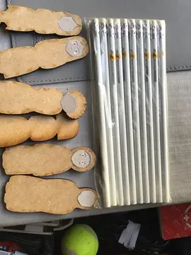 crayon de papier + petites figurines bois