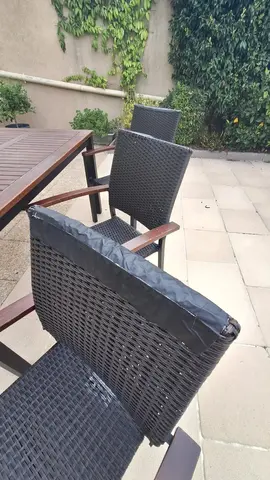 ensemble table et chaises de jardin