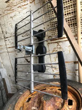 une petite antenne TV (extèrieur)